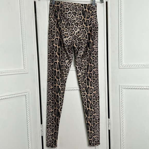 Onzie cheetah leopard print high rise full length yoga leggings - Picture 6 of 10